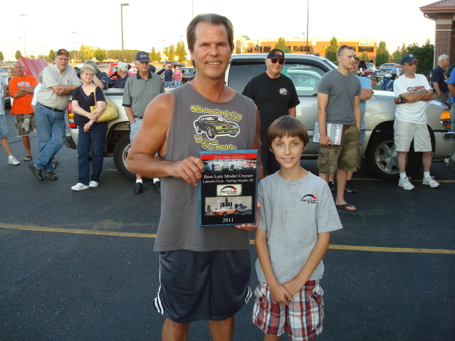 Bill Hess is presented Best Late Model Cruzer