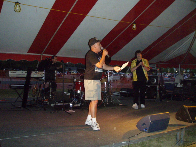 Ken Savage announces the awards to a great crowd of cruisers & festival attendees