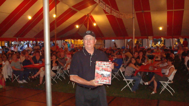 Ken Thomas gets a SISF award for his nice 1955 Thunderbird.