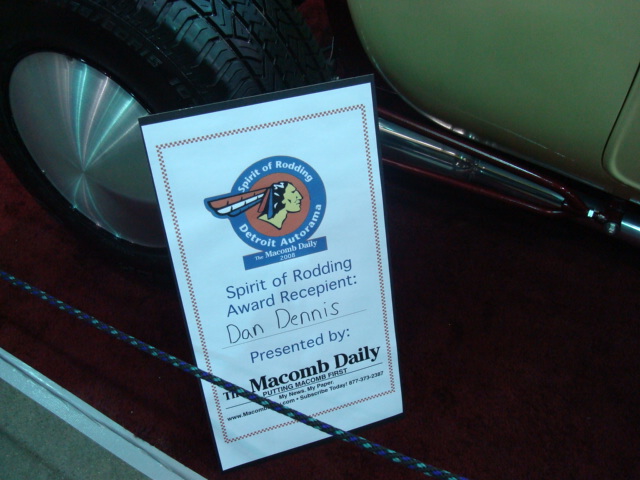Dan Dennis gets Macomb Daily award