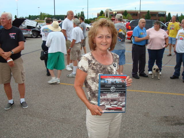 Gloria Vitale wins the Cruiser Choice prize.